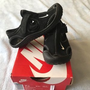 Gently used Toddler Nike toe guard Sandals!